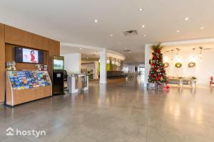choinkę świąteczną w środku holu w obiekcie Amazing Private room in condo near Disney w mieście Kissimmee