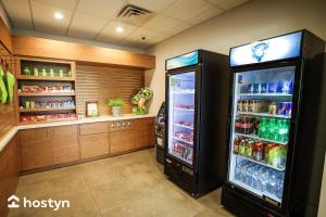 Cette chambre comprend un réfrigérateur avec des boissons. dans l'établissement Amazing Private room in condo near Disney, à Kissimmee