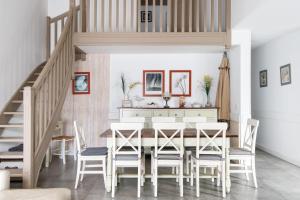 a dining room with a table and chairs at Villa Odys in Rivedoux-Plage