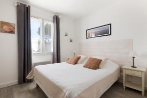 リヴドゥー・プラージュにあるVilla Odysのベッドルーム(白いベッド1台、窓付)