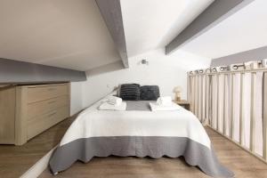 een slaapkamer met een bed met twee handdoeken erop bij PERTUIS appartement tout confort in Landrais