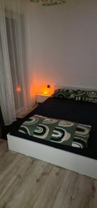 sypialnia z łóżkiem z zieloną i białą kołdrą w obiekcie D2 ASP - VIVO Mall w mieście Floreşti