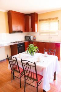 une cuisine avec une table et un chiffon de table blanc dans l'établissement Josef Self Catering, à Swakopmund