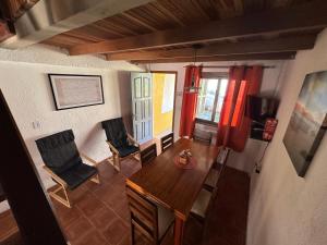 vistas panorámicas a una sala de estar con mesa y sillas en casa de playa barra del chuy alborada duplex 2, en Barra del Chuy