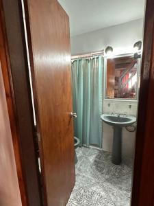 y baño con lavabo, aseo y ducha. en casa de playa barra del chuy alborada duplex 2, en Barra del Chuy