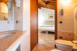 uma casa de banho com banheira e WC e um quarto em Residenza Villa Bella 2 em Mozzecane