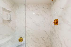 Koupelna v ubytování Seaside Serenity Haven Fully remodeled condo in the village w/ocean view balcony, 1 block to ocean + 15 fotografií