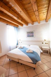 1 dormitorio con cama y techo de madera en Residenza Villa Bella 2, en Mozzecane