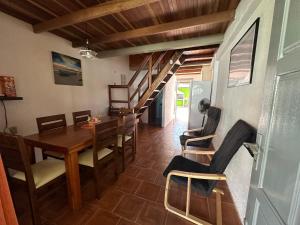 un comedor con mesa y sillas y una escalera en casa de playa barra del chuy alborada duplex 2, en Barra del Chuy