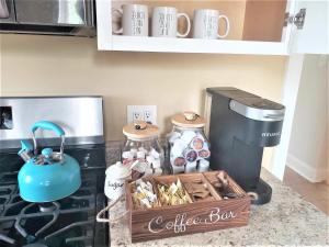 um balcão de cozinha com uma caixa de café no fogão em Grandeur Room in Washington DC em Washington