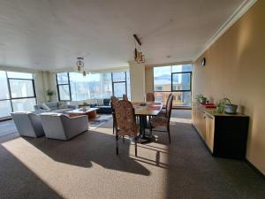 a kitchen and living room with a table and chairs at Departamento ejecutivo en el corazón de San Miguel in La Paz +11 photos