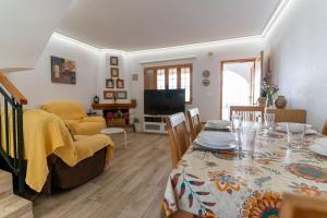 Una sala de estar con una mesa y un comedor. en rentafive - 8pax - Terraza - 1min playa, en Santa Pola
