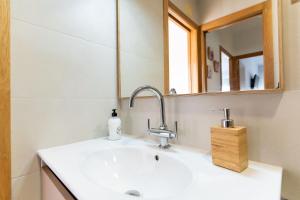 un baño con lavabo y espejo en rentafive - 8pax - Terraza - 1min playa, en Santa Pola 42 fotos más