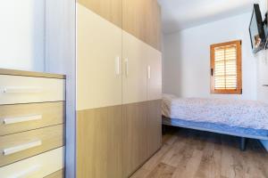 una camera con letto e armadio di rentafive 8pax Terraza 1min playa a Santa Pola