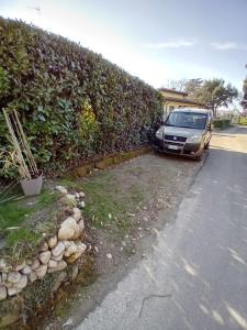 um carro estacionado numa garagem ao lado de uma cerca em Villa Azalea em San Fermo della Battaglia