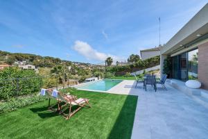 a backyard with a swimming pool and green grass at 2Agnes01 in Vidreres