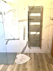 ein Badezimmer mit einer Glasduschkabine und einem Teppich in der Unterkunft La Corte Casa Vacanze - 15 min driving Bg Orio Airport in Villa di Serio