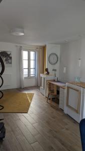 a living room with a table and a desk at Maison de charme Isle sur la Sorgue in LʼIsle-sur-la-Sorgue