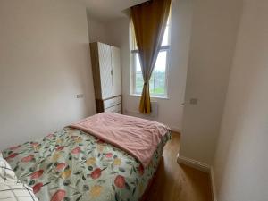 um pequeno quarto com uma cama e uma janela em Clacton Chic em Clacton-on-Sea