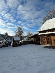 um quintal coberto de neve ao lado de um edifício em Stajnia Lipowo 45 em Lipowo