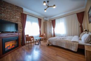 Postel nebo postele na pokoji v ubytování Hotel and Apartments Central City Prishtina