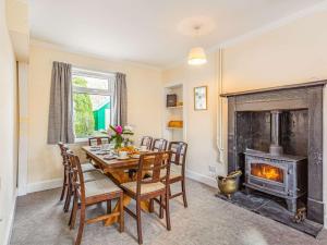 uma sala de jantar com uma mesa e uma lareira em 4 Bed in Kinlochewe CA179 em Kinlochewe