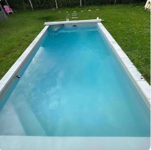 奧爾日河畔布雷提尼的住宿－Studio indépendant jardin avec piscine privatisée，院子里的大型蓝色游泳池