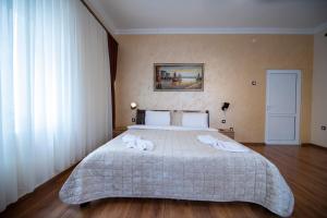 Postel nebo postele na pokoji v ubytování Hotel and Apartments Central City Prishtina