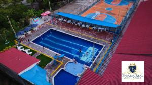 翁達的住宿－Bavaria Real Hotel & Club，游泳池的顶部景色,周围的人坐在游泳池周围