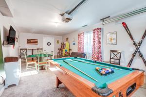 un soggiorno con tavolo da biliardo di New Hampshire Getaway with Game Room and Lake Access 