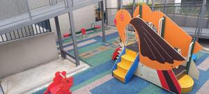 um parque infantil com escorrega num edifício em JM Homestay Youth City Nilai em Nilai
