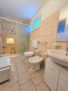 サン・ミケーレ・サレンティーノにあるTrullo Vitaleのバスルーム(トイレ、洗面台、シャワー付)