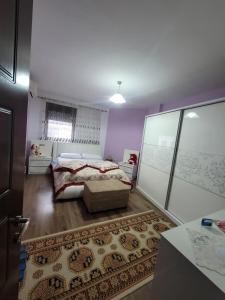 um quarto com uma cama grande e um tapete grande em Guesthouse Kocibelli em Korçë