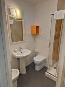 une salle de bains avec lavabo, toilettes et douche dans l'établissement B&B La Piccola Stella, à Salerne 32 autres photos