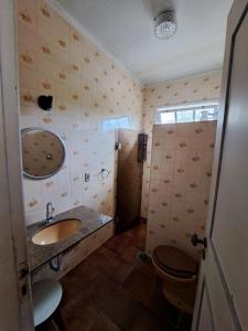 a bathroom with a sink and a toilet at Casa Pé na Areia Cantão do Bora Bora - Manaaki Surf Hostel in São Sebastião +26 photos