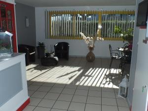 salon ze słońcem świecącym przez okno w obiekcie Logis hôtel restaurant Le clos saint loup w mieście Bram