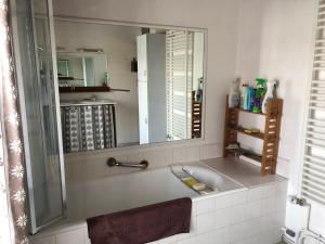 Koupelna v ubytování La Vieille Cure, SPA, Wifi à 20 min des plages + 34 fotografií