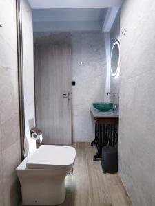 bagno con servizi igienici e lavandino di Annie's Home a Heraklion