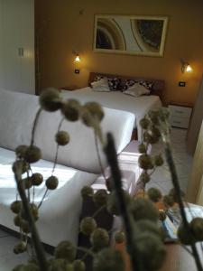 een slaapkamer met 2 bedden en een tafel met een plant bij B&B Peschici Rooms in Peschici