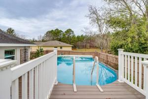 una piscina en una terraza con una valla en Ocala Getaway Near Silver Springs State Park!, en Ocala