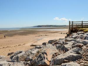 plaża z dużymi skałami na piaszczystej plaży w obiekcie The Barn w mieście Clatworthy