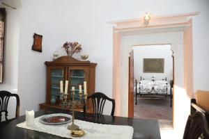 uma sala de jantar com uma mesa e um espelho em Tower of Dellarokas em Mélanes
