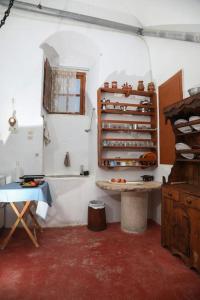 uma cozinha com uma mesa e uma prateleira de garrafas de vinho em Tower of Dellarokas em Mélanes