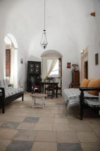uma sala de estar com um sofá e uma mesa em Tower of Dellarokas em Mélanes