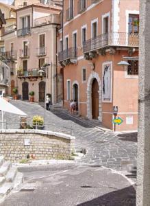an empty street in a city with buildings at Casa vacanze da Linda in Pignola