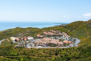 een luchtzicht op een resort op een heuvel bij Villa Graziadio Executive Center at Pepperdine University in Malibu