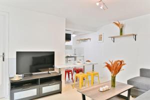 Appartement proche Canal Saint Martin TV 또는 엔터테인먼트 센터