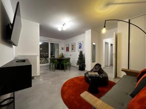 ein Wohnzimmer mit Sofa und Tisch in der Unterkunft Dream Suite Signature in Chessy + 8 Fotos