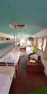 Krevet ili kreveti na sprat u jedinici u okviru objekta Dreamcatcher House Bus Experience 2