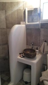 Et badeværelse på Agios Nikolaos Beach House Kimolos